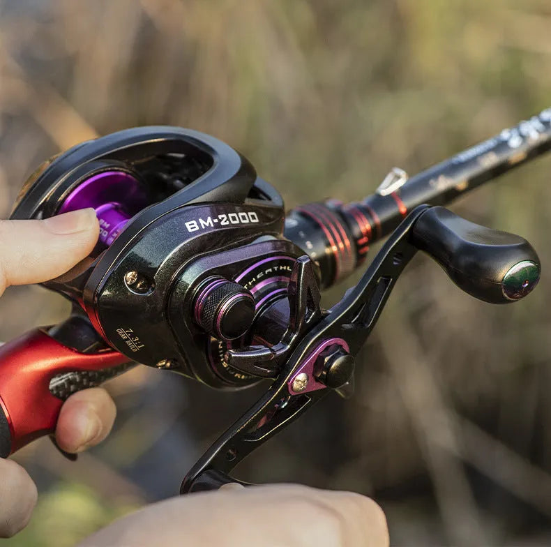 BM2000 fishing reel with water drop shape and magnetic brake system, shown in left-hand and right-hand retrieve options.