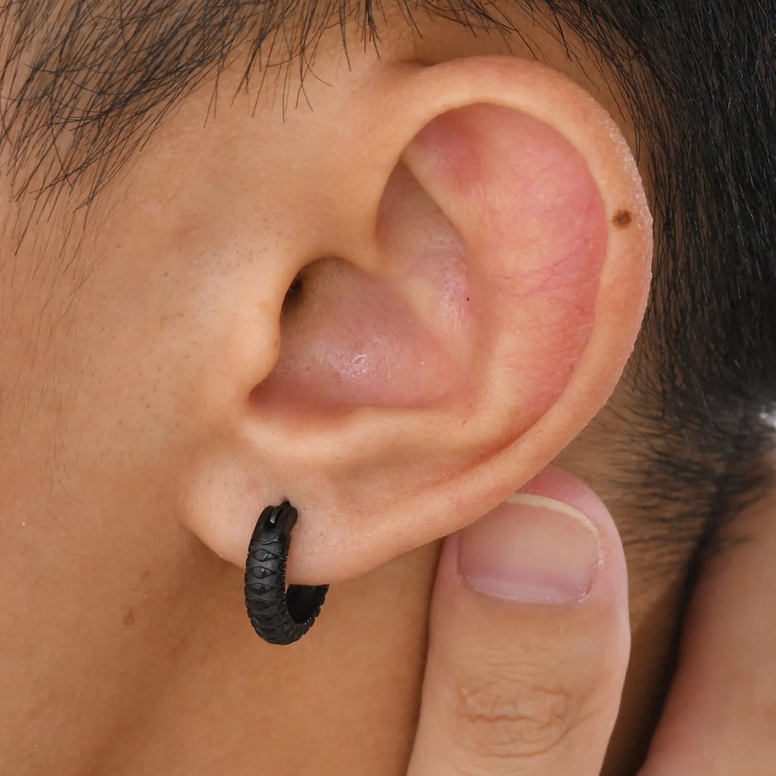 Stainless steel snake pattern ear ring in black or gold colour with simple design