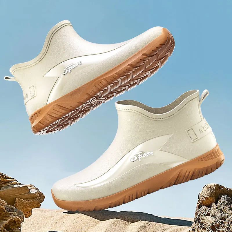 Men's short rubber boots in PVC with flat heel and non-slip sole in beige and black colour options