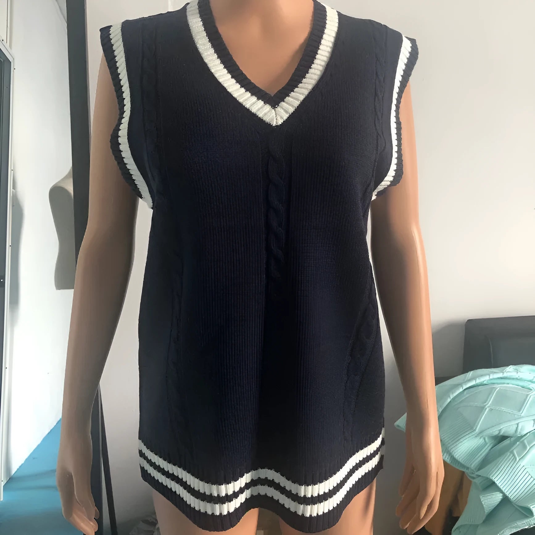 Women's slim-fit V-neck knitted waistcoat with striped stitching in acrylic fibre.