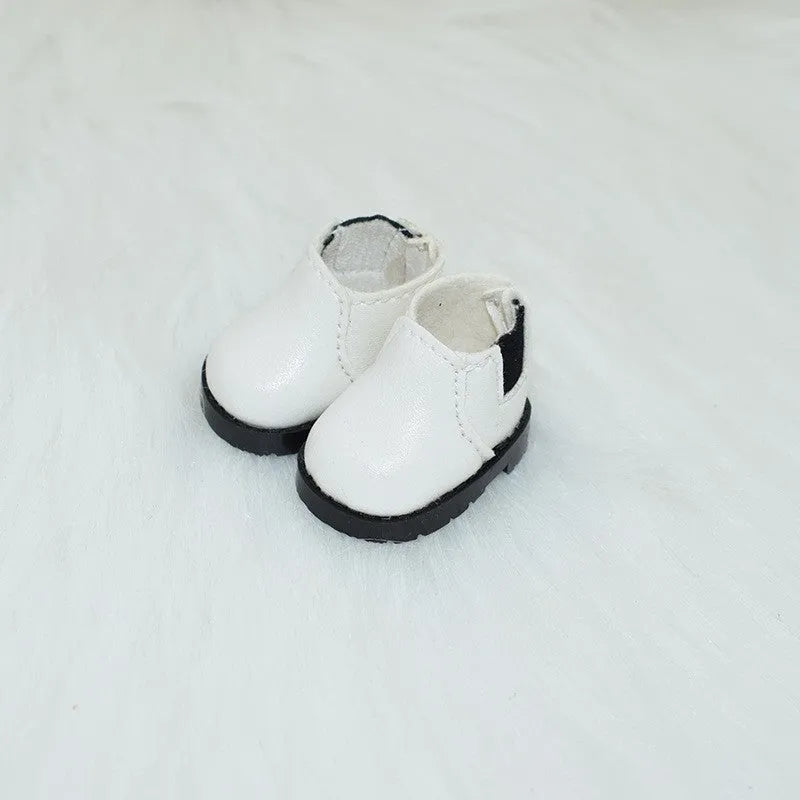 A pair of 17cm high PU replacement shoes for dolls in a selected style and colour.