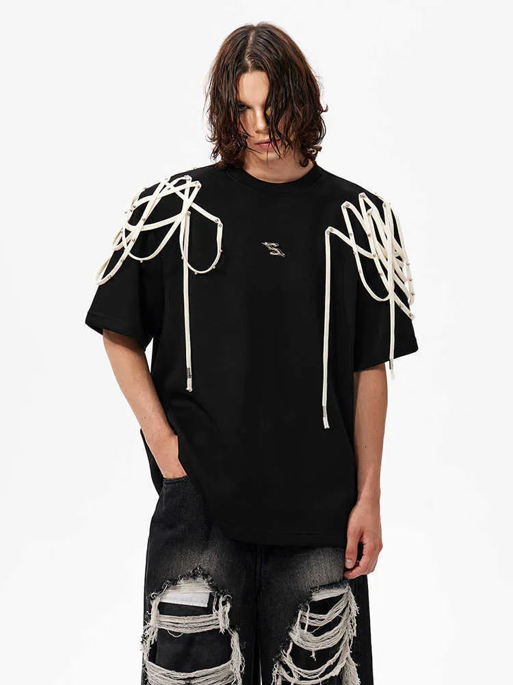 Black rivet ribbon padded shoulder short-sleeved T-shirt on hanger showing loose fit