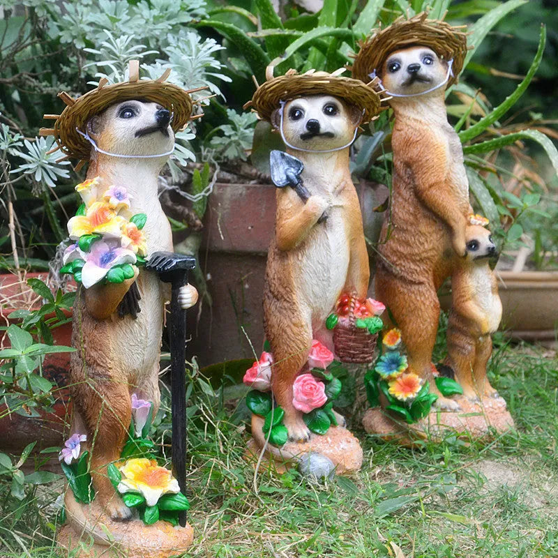 Straw hat mongoose garden ornament for bonsai decoration in synthetic resin