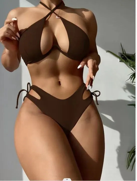 Women's halter neck bikini swimsuit in solid colour with backless briefs design