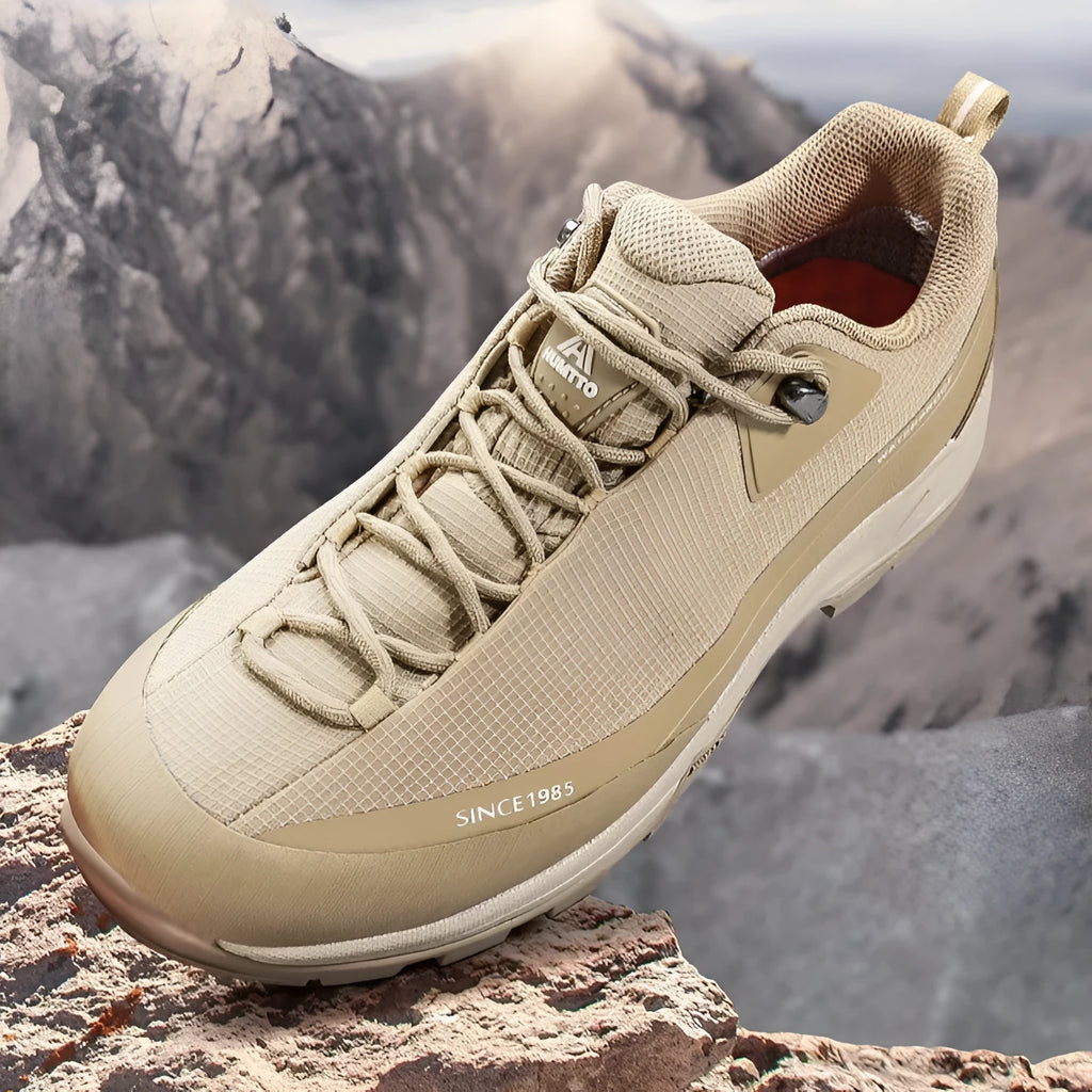 Men's low-top mountain climbing shoes with leather mesh upper and lace-up design