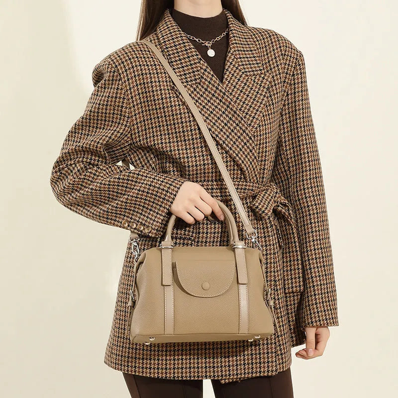 Genuine leather women's handbag with lock closure and single shoulder strap in street trend style