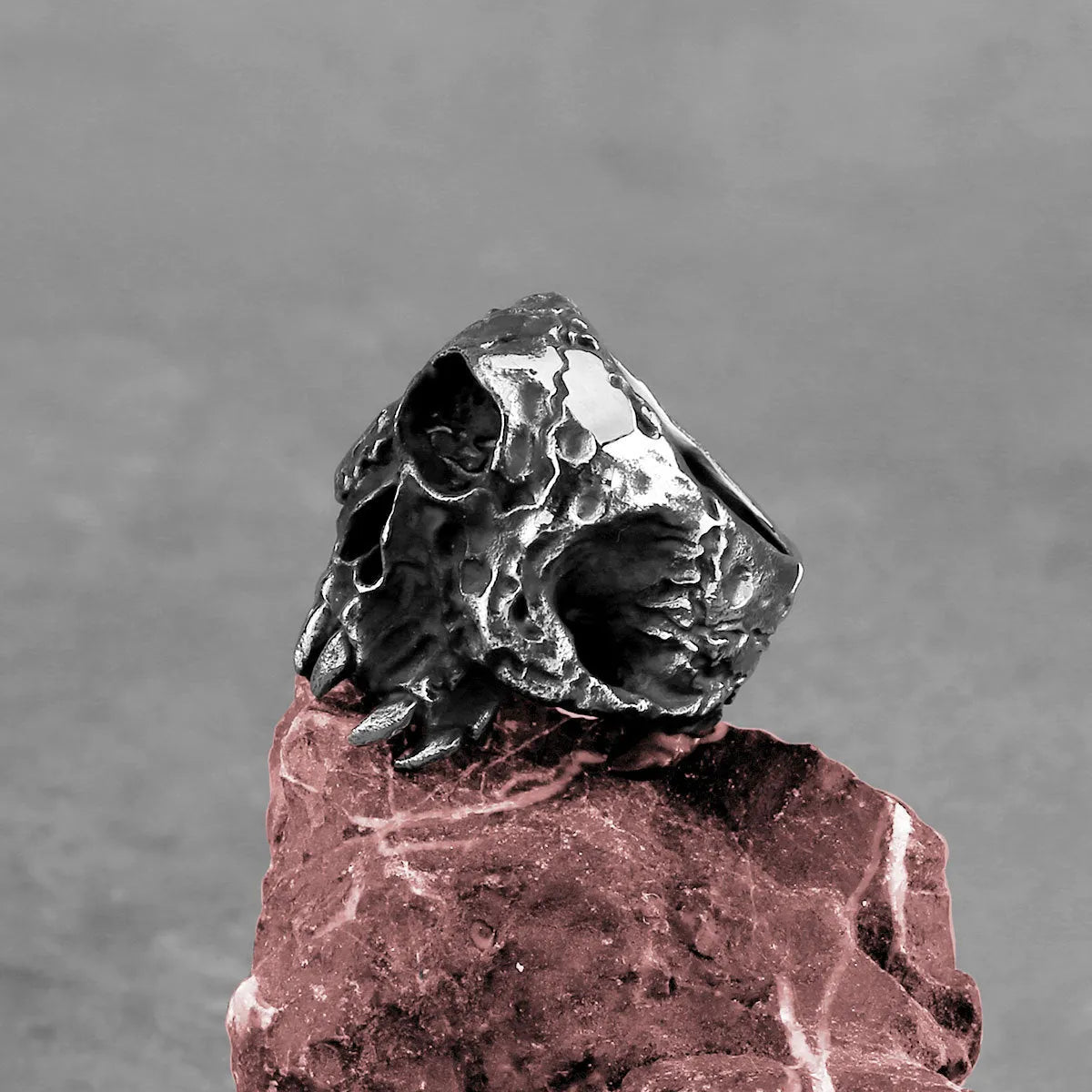 Silver electroplated alloy skull ring with one-eyed design in punk hip hop retro style