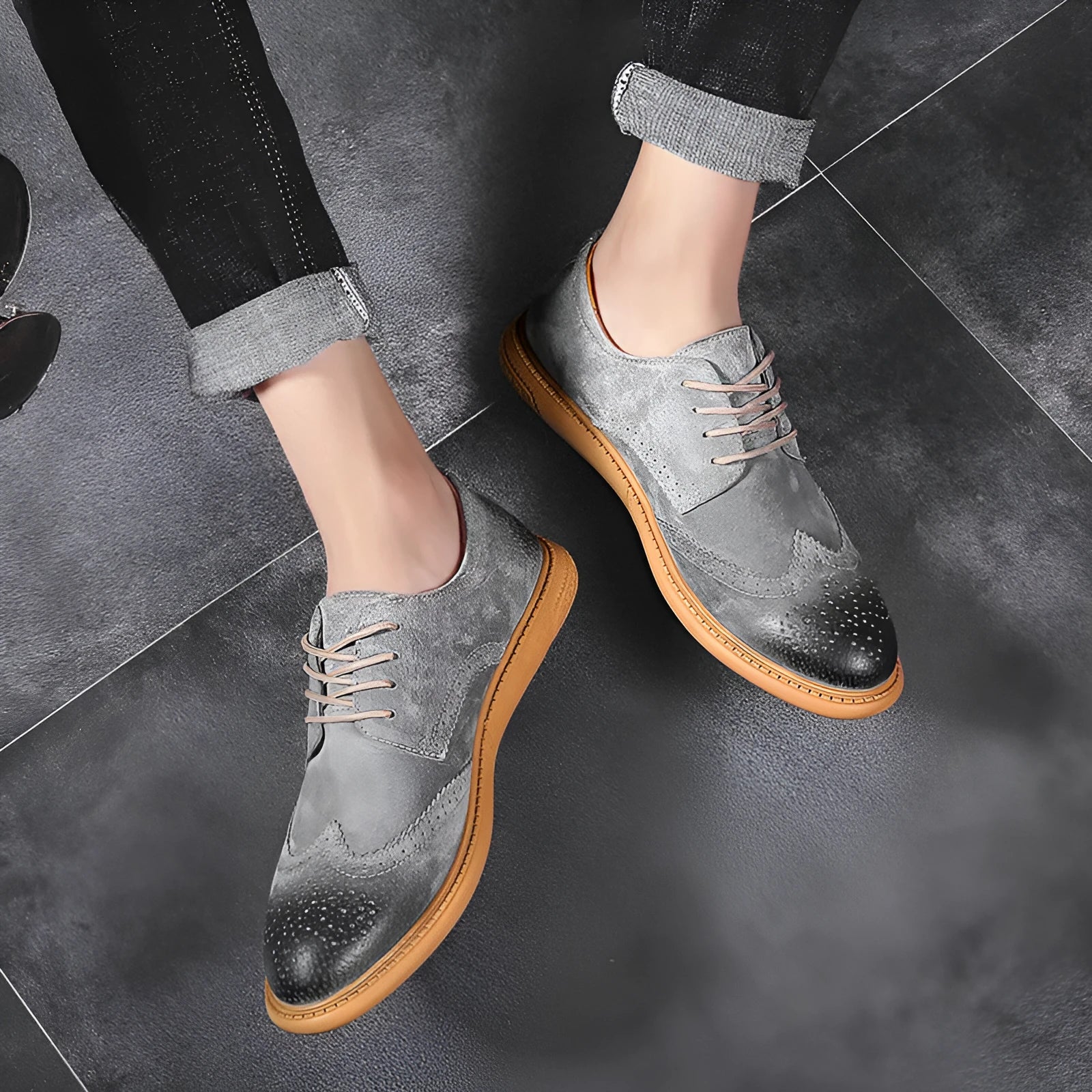Men's business formal leather shoes in black with retro lace-up design and leather stitching details