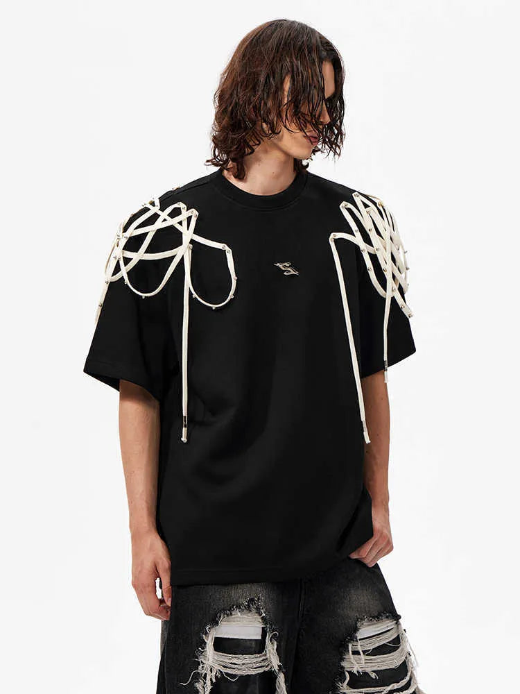 Black rivet ribbon padded shoulder short-sleeved T-shirt on hanger showing loose fit