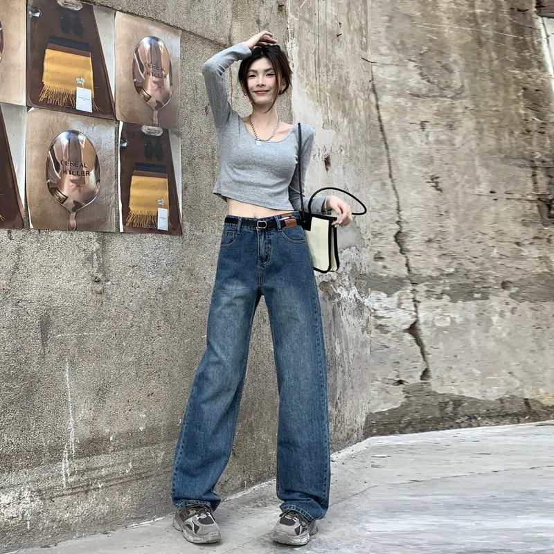 Women's straight-leg jeans in retro blue with high waist design and trousers length cut
