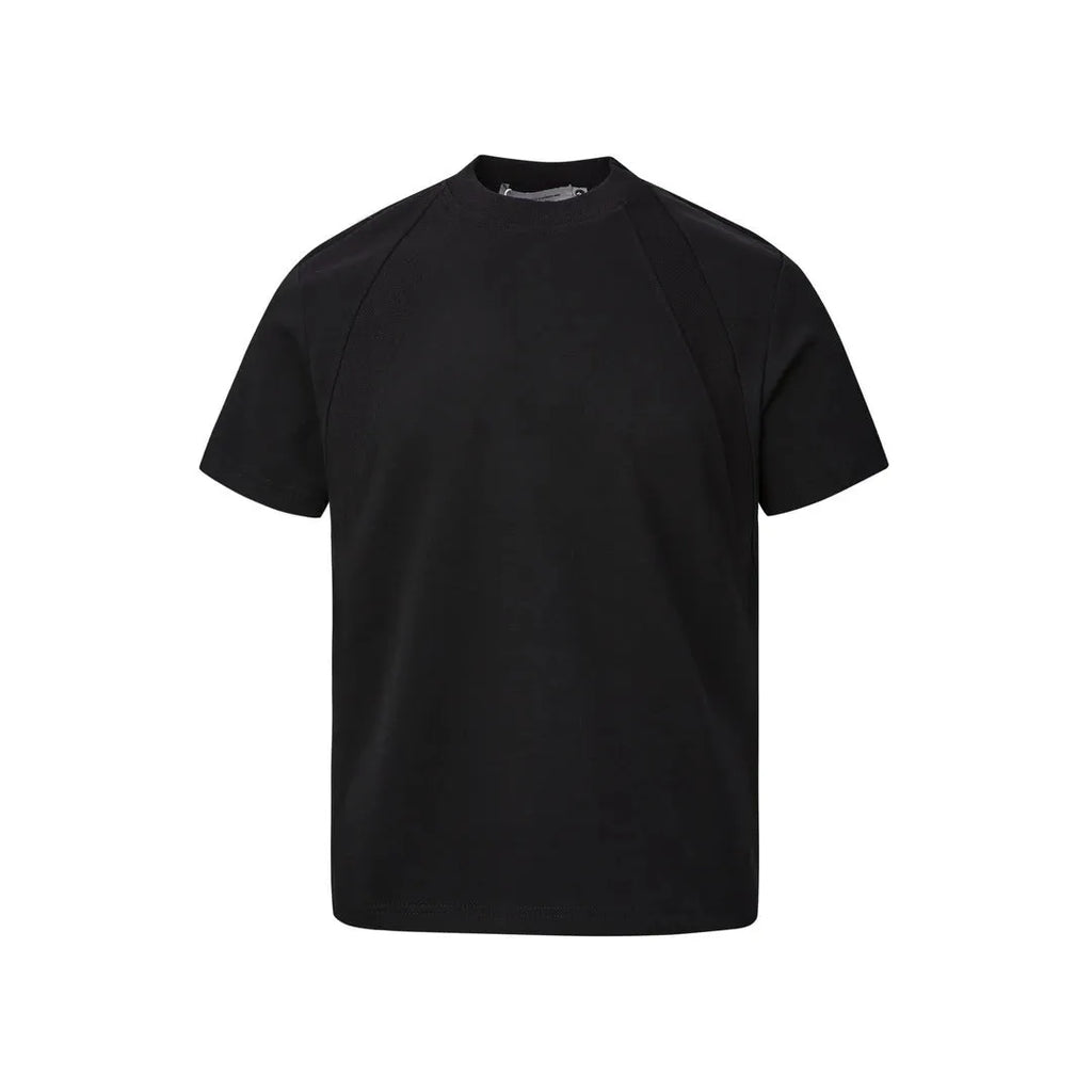 Man wearing a loose-fit black short-sleeve polyester top with air layer stitching.