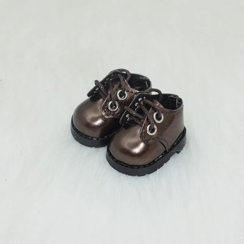 A pair of 17cm high PU replacement shoes for dolls in a selected style and colour.