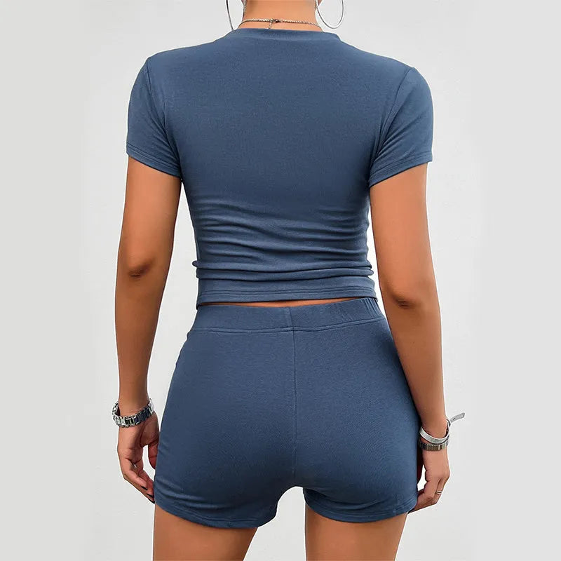 Women's solid colour slim fit sports suit with short sleeve t-shirt and elastic waist shorts