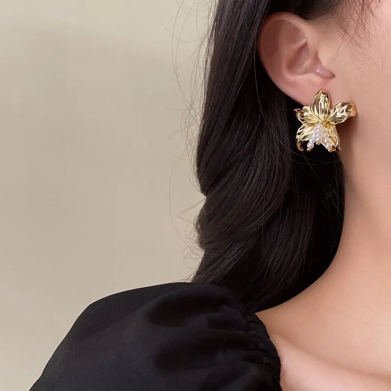 Gold H1795 metal exaggerated pearl flower earrings for women, showing floral design and niche style.
