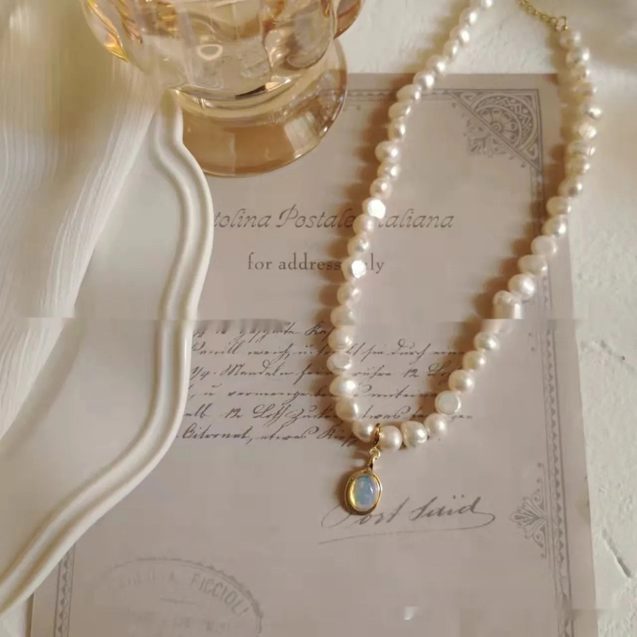 Adjustable vintage pearl necklace with geometry pendant on electroplated alloy chain