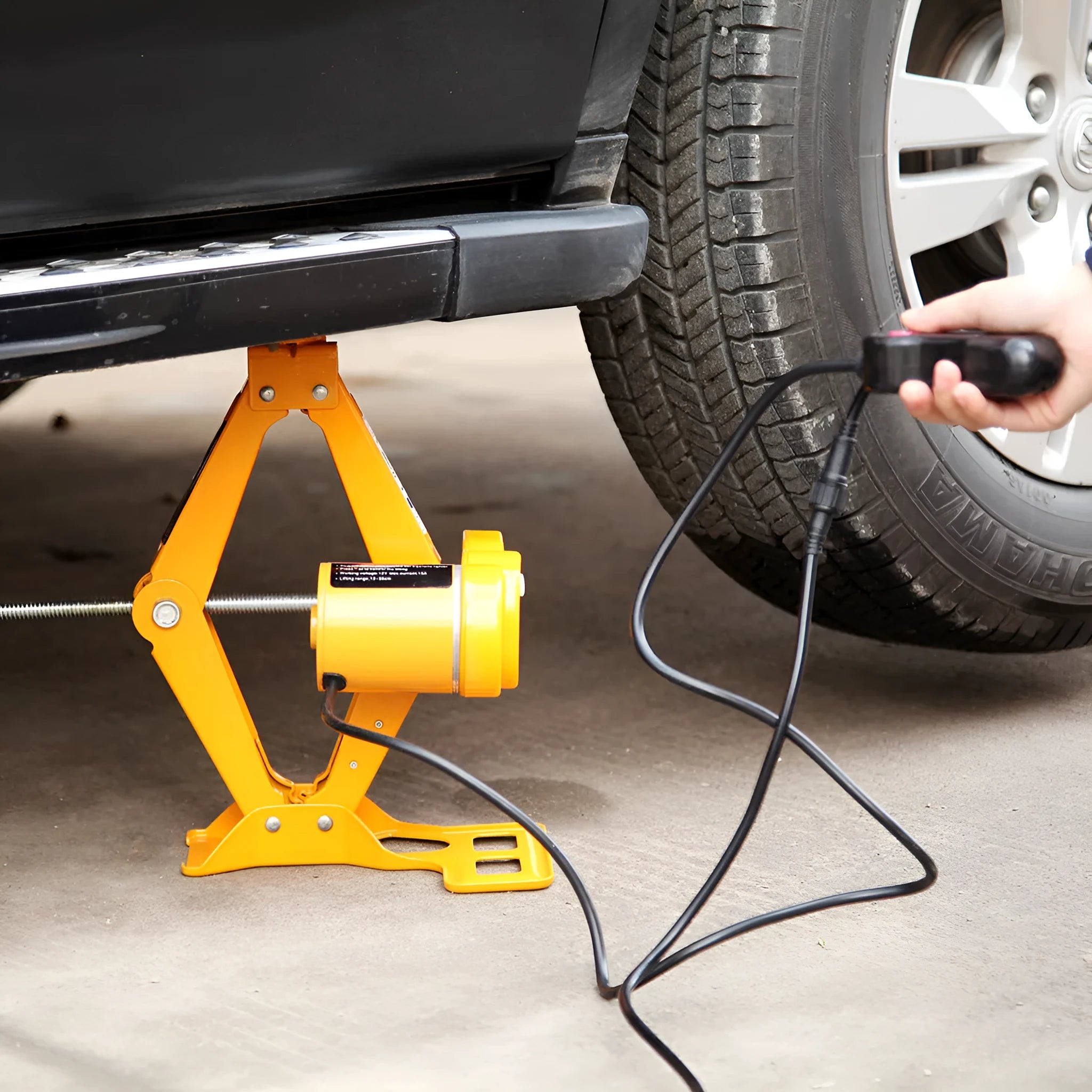 Vehicle-mounted electric hydraulic jack kit with 2-tonne lifting capacity