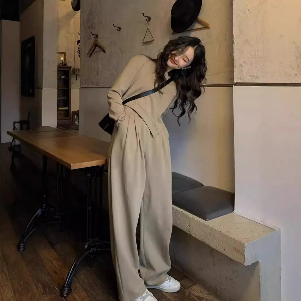 Women's loose-fit casual sports suit in khaki, featuring a long-sleeve top and matching trousers.