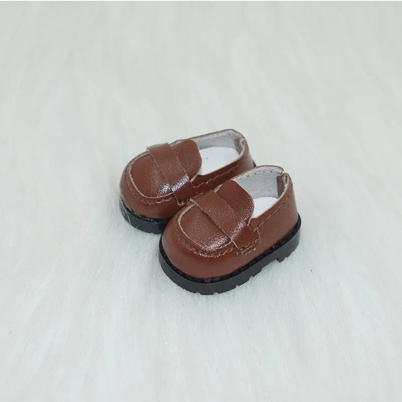 A pair of 17cm high PU replacement shoes for dolls in a selected style and colour.