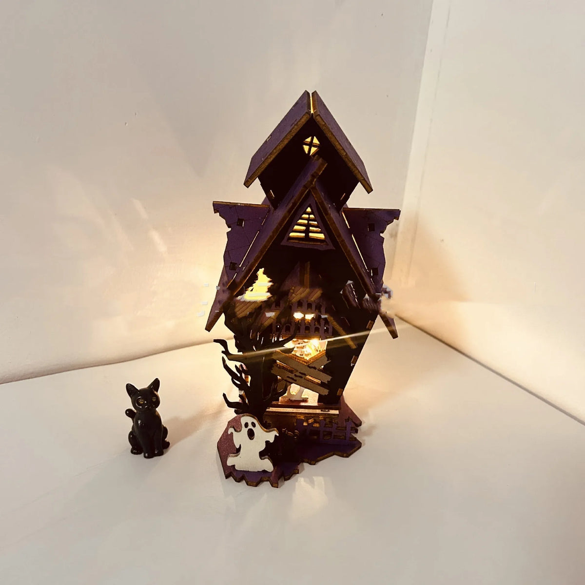 Wooden DIY haunted house Halloween decoration with luminous design measuring 14x10.5x19cm